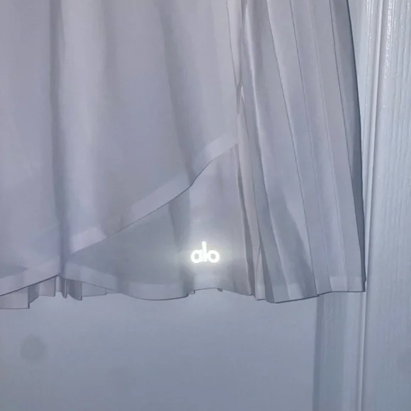 ALO YOGA Aces White Pleated Tennis Skirt $74 Logo Band Reflective Logo Medium - Picture 4 of 8